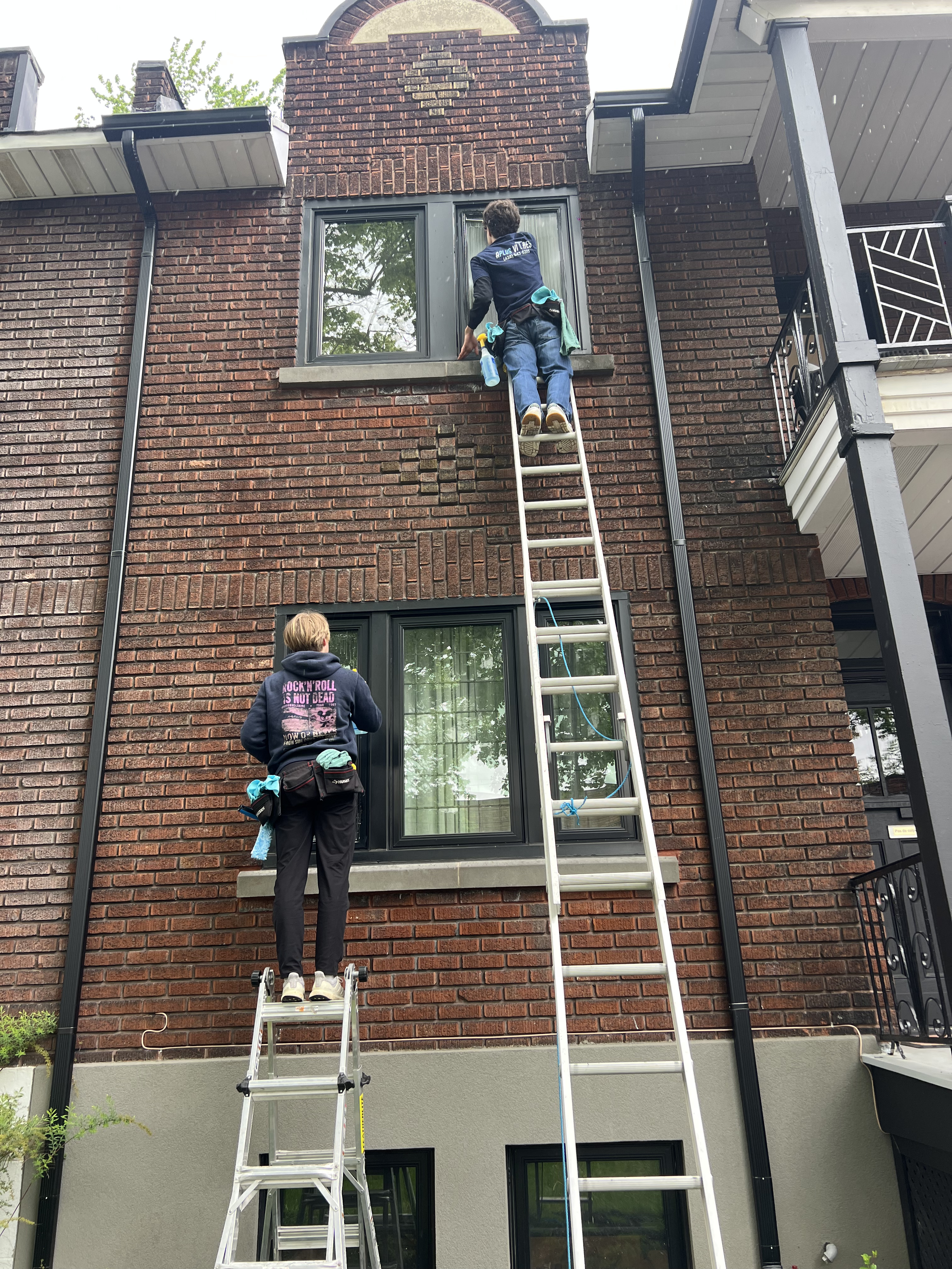Équipe au travail sur bâtiment en brique